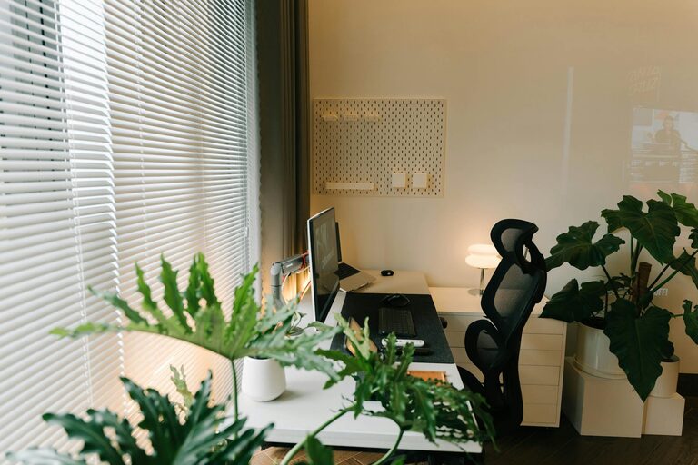Consejos prácticos para organizar un espacio de trabajo en casa eficiente y cómodo