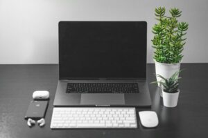 Consejos prácticos para organizar tu espacio de trabajo en casa y aumentar la productividad